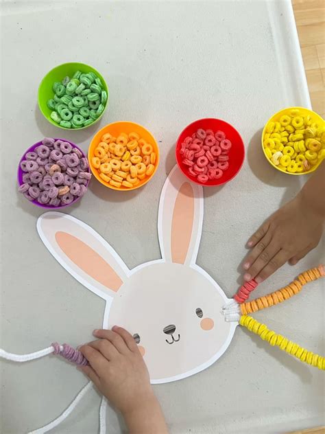 Niños enhebrando cuentas, actividad de motricidad fina