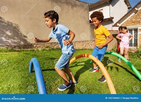 Niños jugando en grupo a pasar obstáculos