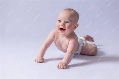 Bebé sonriendo en un pañal de bambú en un entorno natural