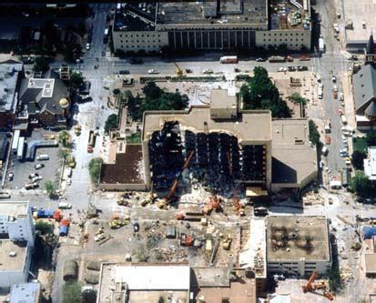 Vista panorámica de los restos del Edificio Federal Alfred P. Murrah tras el atentado, con automóviles destruidos en primer plano.
