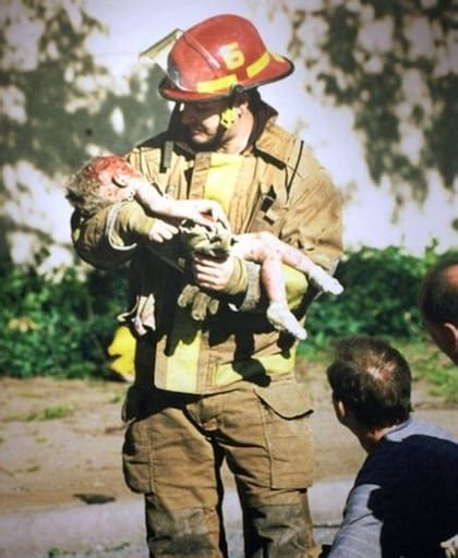 Fotografía icónica de Charles Porter IV: bombero Chris Fields sosteniendo a la bebé Baylee Almon entre los escombros del Edificio Federal Alfred P. Murrah.
