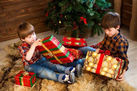 Foto de niños abriendo regalos de Navidad con entusiasmo