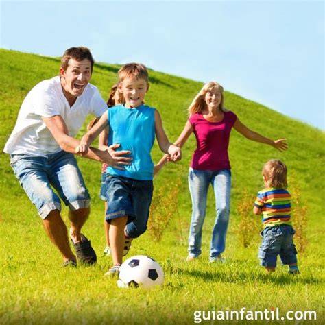 Foto de una familia disfrutando de una actividad al aire libre como regalo