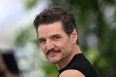 Retrato profesional de Pedro Pascal destacando su impacto como icono cultural y su presencia en la lista de personas más influyentes de la revista Time