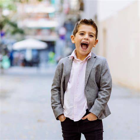 Ilustración de un niño vestido con un disfraz de dragón completo que incluye alas detalladas y máscara 3D.