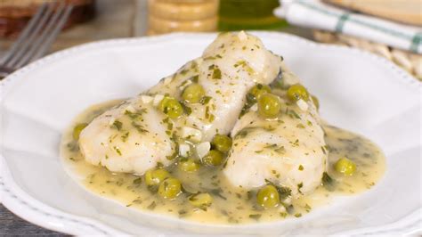 fotografía de merluza en salsa verde con patatas y guisantes