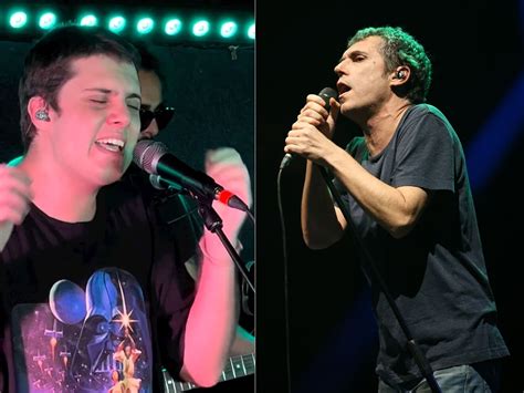 Fotografía atmosférica de Andrés Ferreiro actuando en directo en el escenario del Náutico de San Vicente, capturando la esencia del indie pop español