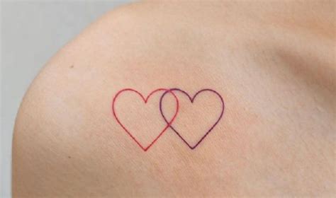 Tatuaje minimalista de dos corazones entrelazados