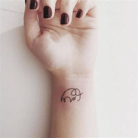 Tatuaje de un elefante y su cría en estilo minimalista