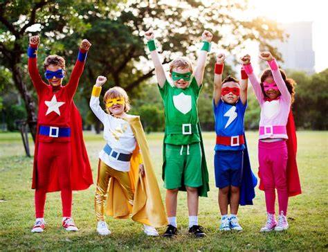 Foto de niños disfrazados de superhéroes jugando