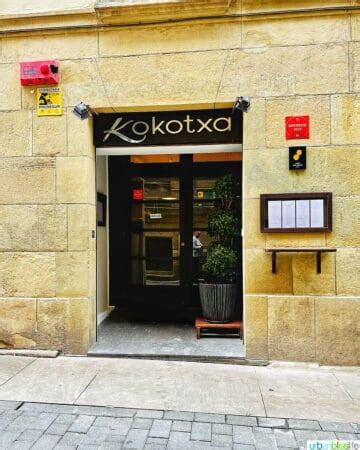 Interior del restaurante Kokotxa en San Sebastián, mostrando su decoración clásica y mesas bien vestidas