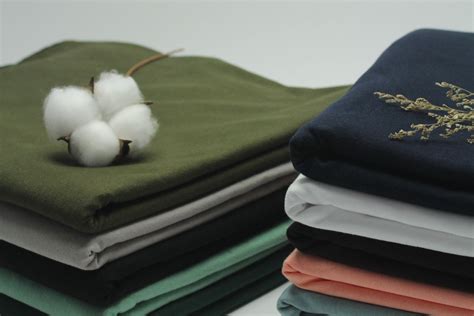 composición de cama con textiles de algodón orgánico en tonos neutros