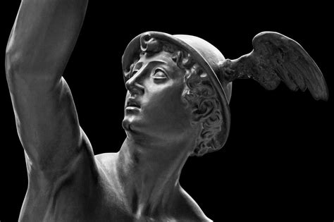 Escultura clásica de Hermes con pétaso, sandalias aladas y caduceo