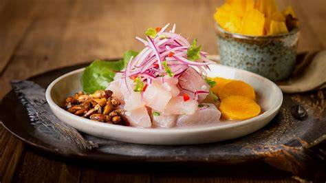 Plato de ceviche peruano fresco