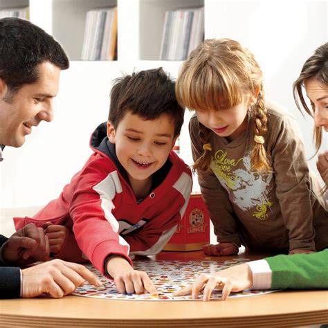 Imagen de niños jugando al Lince en familia, mostrando el tablero circular con múltiples objetos y expresiones de concentración y diversión
