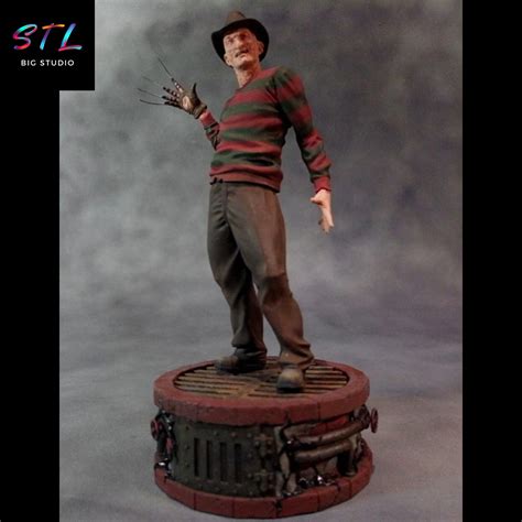 Freddy Krueger con su guante de cuchillas y suéter a rayas