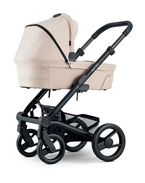 Diseño de la silla Mutsy Nio con el bebé mirando hacia adelante y el asiento reclinado.