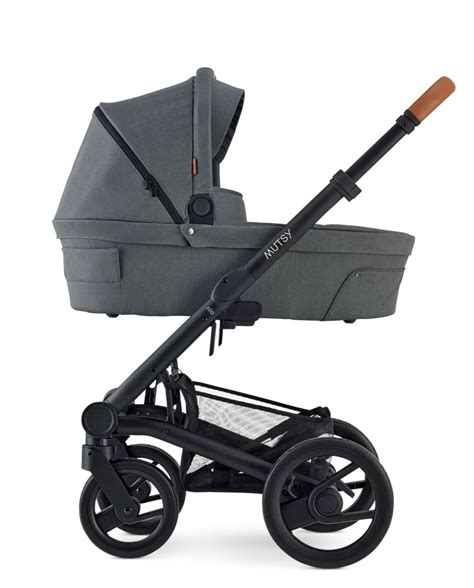 Detalle del capazo Mutsy Nio con su interior de algodón y bolsillos de almacenamiento.