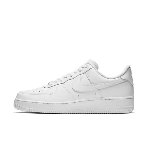 Imagen de alta resolución de unas Nike Air Force 1 blancas clásicas destacando la textura del cuero y la suela