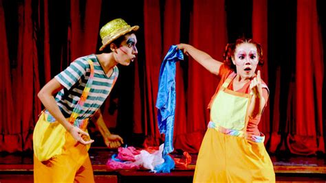 Escena de comedia con elementos de humor físico