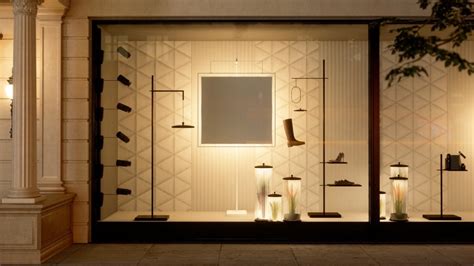Tienda de calzado físico con escaparate clásico y exposición de zapatos de señora y caballero.
