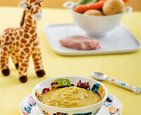 Fotografía de un puré de pollo con judías verdes y zanahoria servido en un cuenco infantil