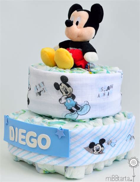 Infografía detallando el contenido de una tarta de pañales triciclo de Mickey Mouse