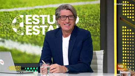 Imagen de archivo del periodista deportivo Juan Carlos Rivero durante una retransmisión televisiva.