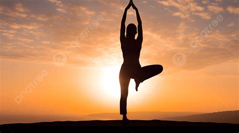 Ilustración de una persona haciendo yoga para aliviar cólicos