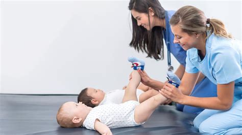 Fotografía de un fisioterapeuta o osteópata pediátrico realizando terapia manual suave en un bebé