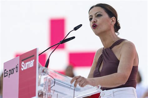 Sira Rego en una rueda de prensa o en un acto oficial sobre infancia