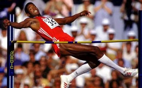 Fotografía histórica: Javier Sotomayor superando la varilla en el mítico salto de 2,45 metros en Salamanca.