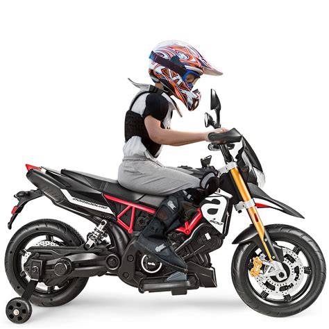Motocicleta de gasolina para niños en un circuito de motocross con equipo de protección