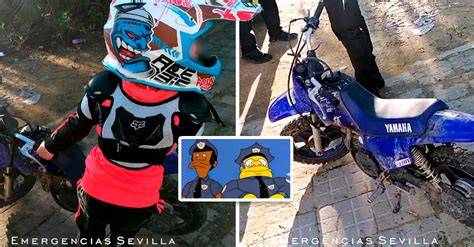 Niño en una minimoto de cross con todo el equipo de seguridad en un circuito