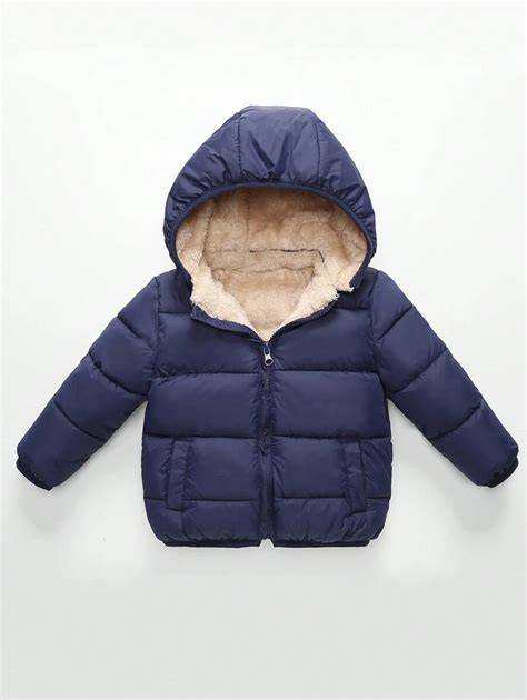 Fotografía: Detalle de una chaqueta acolchada reversible para bebé con forro térmico