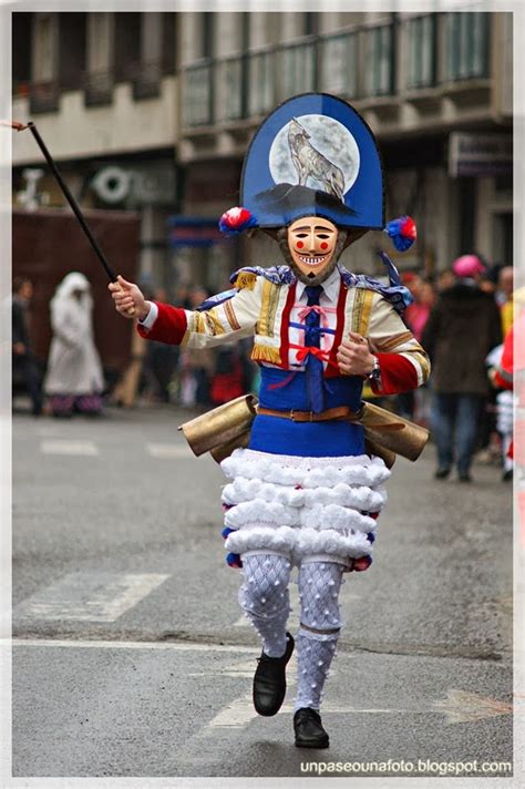 Personaje del Cigarrón con su vestimenta tradicional y látigo, símbolo del Entroido de Verín.
