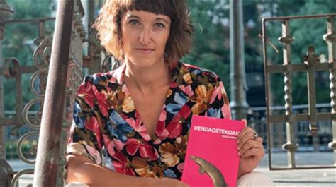 Fotografía de la escritora Uxue Alberdi en su entorno cercano, junto a elementos representativos de su proceso creativo.