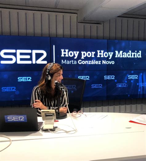 Retrato profesional de la periodista Marta González Novo en su estudio de radio