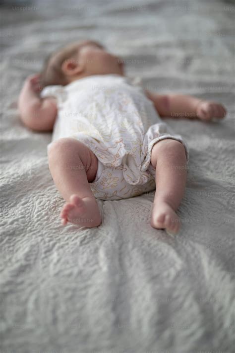 Bebé durmiendo boca arriba en un moisés