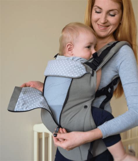 Foto de una mochila portabebés ergonómica con un bebé cómodamente porteado