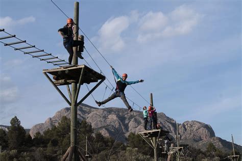 Tirolinas sobre el Gave d'Ossau, con niños disfrutando