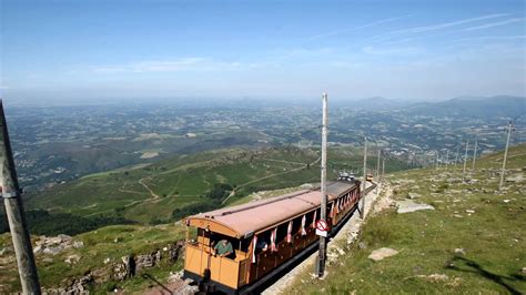 Tren de La Rhune subiendo la montaña con vistas panorámicas