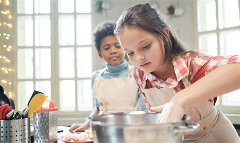 Niños en un taller de cocina preparando pastel vasco