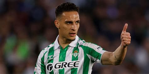 Fotografía del jugador durante un entrenamiento con el primer equipo del Real Betis en la Ciudad Deportiva Luis del Sol.