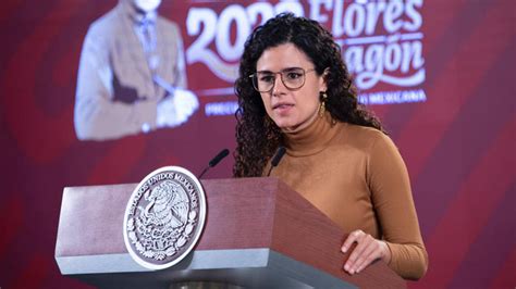 Foto de Luisa María Alcalde en un evento político con blusa holgada que insinúa embarazo