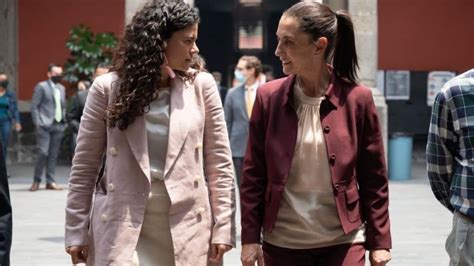 Foto de Claudia Sheinbaum felicitando a Luisa María Alcalde