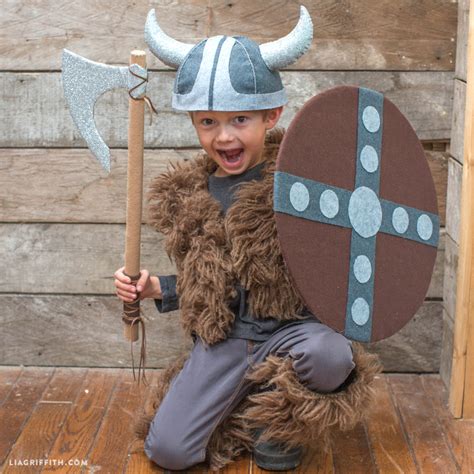 Infografía con los materiales básicos necesarios para un disfraz casero de vikingo