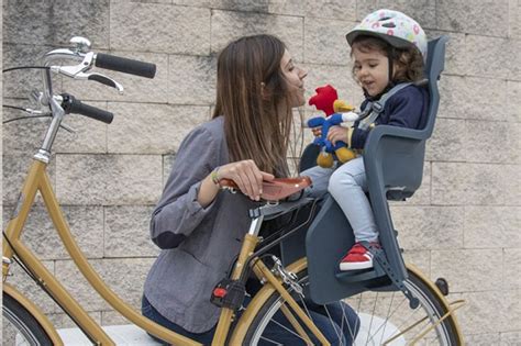 Diagrama mostrando diferentes ubicaciones de montaje de sillas portabebés para bicicleta