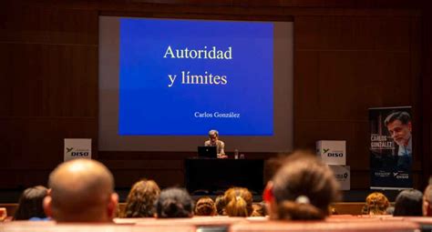 Foto de Carlos González dando una conferencia sobre lactancia o crianza