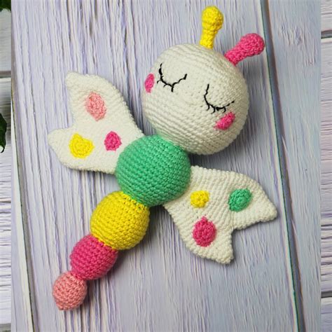 Foto principal de la mariposa amigurumi Leti, mostrando su diseño general